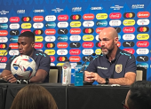Félix Torres junto al DT de Ecuador Félix Sánchez.