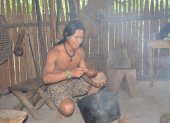 El joven es nativo kichwa del Puyo y por su forma de andar, libremente en la selva, fue bautizado como tarzán por su novia.