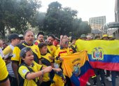 Hinchas ecuatorianos realizando el banderazo.