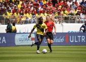 Moisés Caicedo armando una jugada para Ecuador.