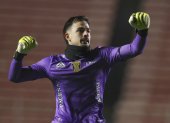 Fotografía de archivo fechada el 15 de mayo de 2024 de Guillermo Viscarra portero de The Strongest mientras celebra un gol en un partido de la fase de grupos de la Copa Libertadores entre The Strongest y Huachipato en el estadio Hernando Siles en La Paz (Bolivia).