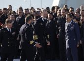 El rey Felipe VI (d) visita el portaaeronaves Juan Carlos I, este domingo durante su visita a Tallin (Estonia) dentro de su gira por los tres países bálticos. EFE/ Mariscal