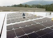 Trabajo. Una persona instala panales solares en la empresa Productos OLÉ.