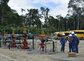 PETROECUADOR REALIZO UN RECORRIDO POR LA INSTALACIONES PETROLERAS EN EL YASUNI PARA OSERVAR EL MANEJO DE LA EXTRACION DEL PETROLEO. ADEMAS LAS COMUNIDADES ESTAS DE ACUERDO EN LA EXTRAER EL PETROLO,Y NO CON LA CONSULTA POPULAR QUE SE LLEVARA ACABO EN AGOSTO Indígenas de la comunidad de Kawimeno, perteneciente al pueblo waorani se manifiestan frente a una torre de perforación del campo Ishpingo A, en respaldo a la petrolera estatal Petroecuador 29 de ABRIL de 2023 ANGELO CHAMBA Agencia (ag-expreso ag-extra ag-quito)