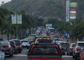 Atascos. La ciudadanía denuncia que llegan a pasar hasta 30 minutos atrapados en el congestionamiento que se genera a diario en la vía principal de esta urbanización. 2. Accionar. La presencia de los agentes de la CTE es insuficiente. Los conductores denuncian que no aparecen hasta que el tráfico se ha tornado más pesado.
==