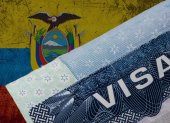¿Cuáles son las causas y situaciones específicas que pueden llevar a la terminación, cancelación o revocatoria de una visa en Ecuador?