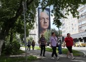 Moscú. La gente pasa junto a un mural del fundador de WikiLeaks.
