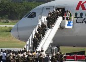 Soldados kenianos descienden de un avión este 25 de junio de 2024, en el aeropuerto Toussaint Louverture de Puerto Príncipe.