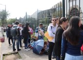 Las personas de atención prioritaria formaron otra fila, durante la entrega de pasaportes venezolanos en Quito.