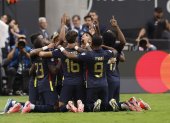 Jugadores de Ecuador celebran el gol durante el primer tiempo del partido.