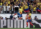 Luis Díaz (L) de Colombia celebra con Johan Mojica (R) de Colombia luego de que Díaz anotara el primer gol contra Costa Rica en un penal durante la primera mitad de la CONMEBOL Copa América 2024.