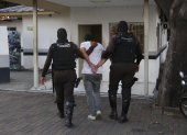 Detienen a un secuestrador con vestimenta de policía, la víctima logró escapar.