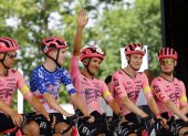 Florence (Italy), 29/06/2024.- Ecuadorian rider Richard Carapaz (C) of EF Education - EasyPost gestures next to his teammates as they pose on the stage during their team presentation before the start of the first stage of the 2024 Tour de France cycling race over 206km from Florence to Rimini, Italy, 29 June 2024. (Ciclismo, Francia, Italia, Florencia) EFE/EPA/KIM LUDBROOK