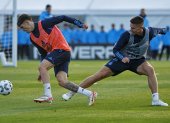 Fotografía de archivo de los jugadores argentinos Alejandro Garnacho (i) y Juan Marcos Foyth durante un entrenamiento de la selección argentina.