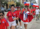 Aficionados de la selección chilena de fútbol animan en la previa del partido de la Copa América ante Canadá, este sábado en Orlando (EE.UU.).