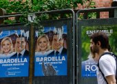 Carteles pegados en París muestran a los ultraderechistas Marine Le Pen y Jordan Bardella.