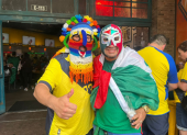 Hinchas ecuatorianos y mexicanos se reunieron en los exteriores del estadio en la previa al encuentro.