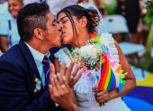 Una pareja contrae matrimonio en el Día del Orgullo LGTBI el sábado pasado.