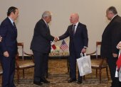 El presidente electo José Mulino de Mulino (c-i) se reunió con el secretario de Seguridad Nacional de los Estados Unidos, Alejandro Mayorkas (c-d), este domingo 30 de junio en Ciudad de Panamá.