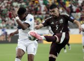 Johan Vásquez de México (R) y Kevin Rodríguez de Ecuador (L) en acción durante el partido de fútbol del grupo B de la CONMEBOL Copa América 2024 entre México y Ecuador en Glendale, Arizona, EE.UU., el 30 de junio de 2024.