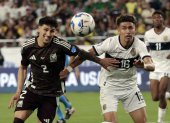 Jeremy Sarmiento de Ecuador (R) y Jorge Sánchez de México (L) en acción durante el partido de fútbol del grupo B de la CONMEBOL Copa América 2024 entre México y Ecuador en Glendale, Arizona, EE.UU., el 30 de junio de 2024.
