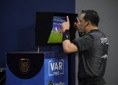El árbitro Carlos Orbe en una revisión de VAR en un partido de LigaPro