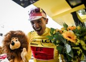 La celebración de Richard Carapaz tras recibir el maillot amarillo como líder del Tour de Francia.