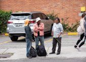 En el sector de La Granados, en el norte de Quito, personas esperan por un trabajo.