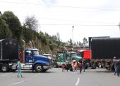 Fotografía que muestra transportistas y camioneros mientras bloquean la frontera entre Ecuador y Colombia.