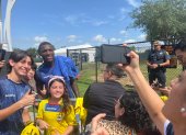 El tras cámara de la mayoría de entrenamientos y partidos de la selección ecuatoriana en Estados Unidos es este: decenas de niños y jóvenes pugnando por una foto o simplemente alentando al equipo en el que hoy más que nunca confían.