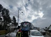 El bus quedó detenido en medio de los autos, tras el choque múltiple en la autopista Rumiñahui, en sentido valle- Quito.