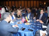 El diplomático estadounidense junto a resperesentantes de AMCHAM