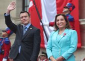 El presidente de Ecuador, Daniel Noboa, saluda junto a su par peruana, Dina Boluarte, a su llegada al Palacio Nacional este jueves 4 de julio.