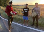 Trabajadores de Túnez al amanecer en una carretera en la provincia de Latina, esperando a que les pasen a recoger para ir a trabajar al campo.