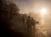 Los Ángeles. Bomberos en la extinción de un incendio por el calor.