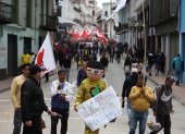 Manifestantes en Quito se dirigen al centro de la ciudad. Llevan banderas, pancartas y hasta disfraces.
