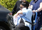 Vanessa Hudgens saliendo del hospital