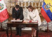 El presidente de Ecuador, Daniel Noboa, y su homóloga peruana, Dina Boluarte, firman acuerdos este jueves, en el Palacio Nacional en Lima.