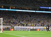 Enner Valencia cobrando el penal ante Argentina.