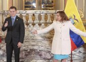 El presidente de Ecuador, Daniel Noboa, y su homóloga peruana, Dina Boluarte, saludan durante la firman acuerdos este jueves, en el Palacio Nacional en Lima.