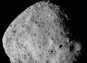 Fotografía de archivo en mosaico del asteroide Bennu compuesta por 12 imágenes recopiladas por una de las cámaras de la nave espacial OSIRIS-REx.