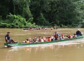 Migrantes llegan en canoa por el río Tuquesa desde el poblado de Bajo Chiquito hasta el centro de recepción de Lajas Blancas en el Darién.