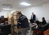 Quito. Funcionario de Fiscalía traslada el expediente del caso Encuentro.