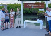 Autoridades durante la inauguración del nuevo muelle en Puerto Ayora, Galápagos.