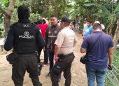 Miembros de la Policía acudieron al lugar para investigaciones.