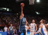 Luka Doncic (C) intenta encestar en el partido ante Grecia.