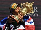 Lewis Hamilton besa el trofeo de Silverstone, algo que no hacía desde desde diciembre de 2021, cuando ganó en el GP de Arabia Saudí .