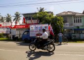 Sittwe. Un motociclista atraviesa calle en la capital del estado Rakáin.