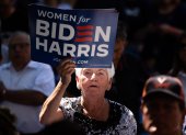 Harrisburg (Pensilvania). Una mujer asiste a un mitin de la campaña del presidente Joe Biden.