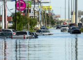 Vehículos atrapados en las aguas tras las fuertes lluvias provocadas por el huracán Beryl en Houston (Texas, EE. UU.), el 8 de julio de 2024.